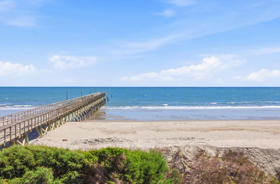 Tide Time Oceanfront at Sea Cabin w Pool Cabin in North Myrtle Beach