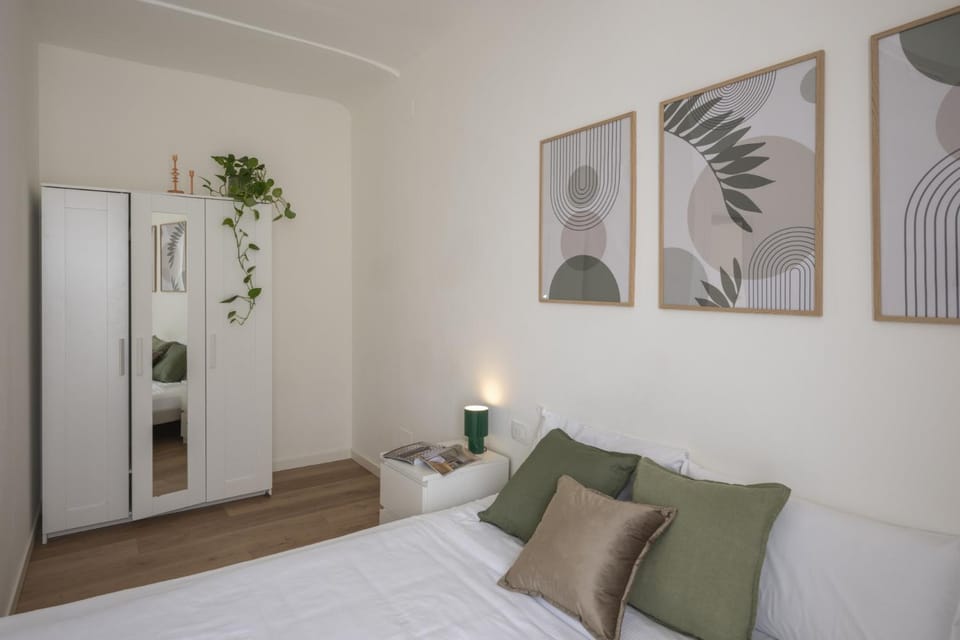 Photo of the whole room, Bedroom