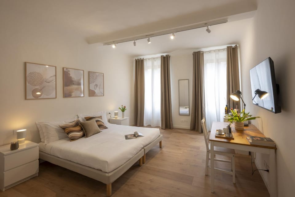 Photo of the whole room, Bedroom