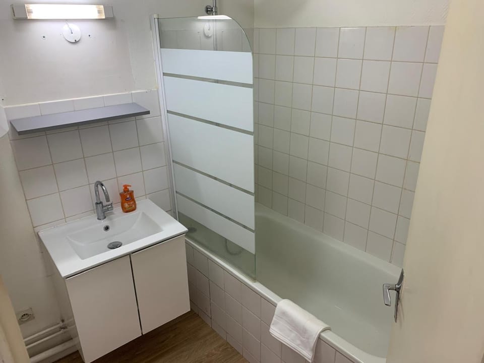Studio cosy, 2 min à pied du métro 7, accès direct Paris Apartment in Île-de-France