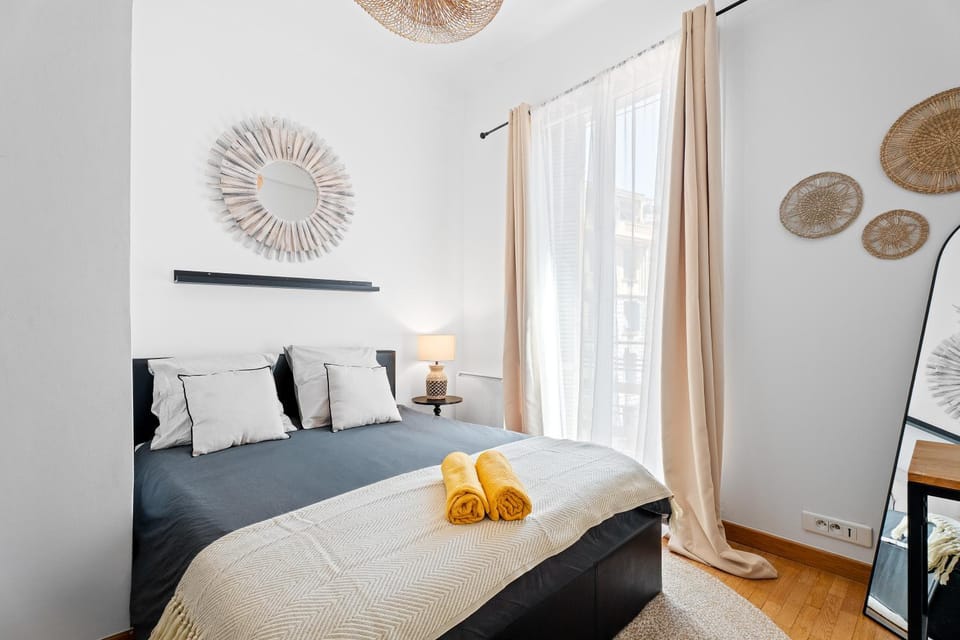 Photo of the whole room, Bedroom