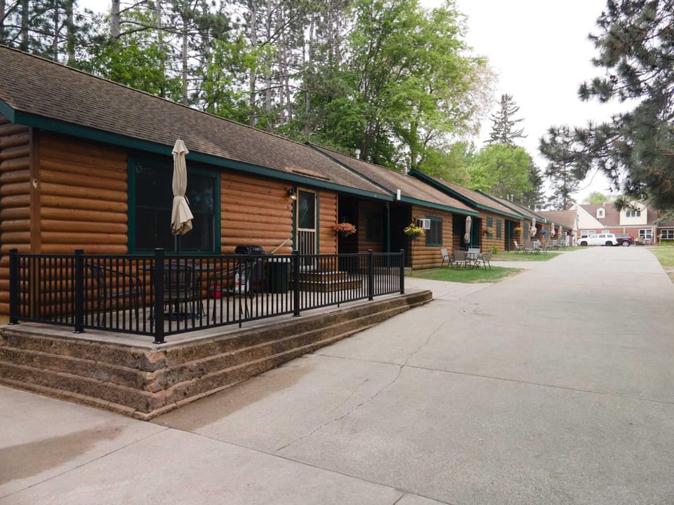 2BR 1BA Cabin #7 Riverside Point Resort Cabin in Park Rapids