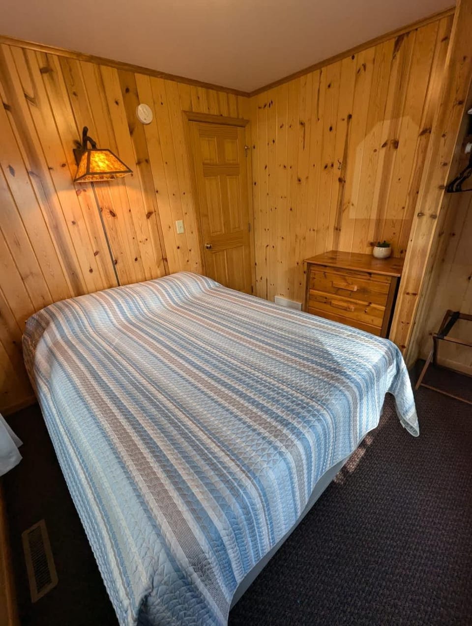 2BR 1BA Cabin #7 Riverside Point Resort Cabin in Park Rapids