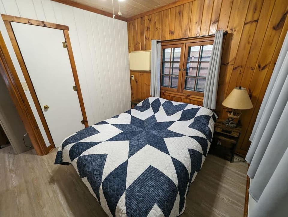 Cozy 1BR 1BA Cabin #4 Riverside Point Resort Cabin in Park Rapids