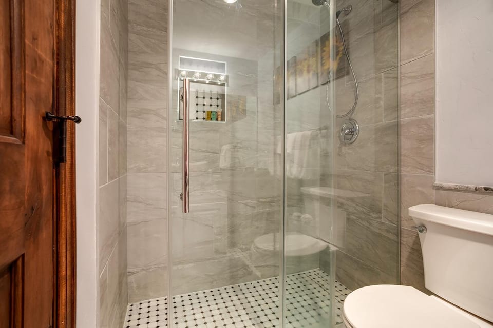 Shower, Toilet, Day, Bathroom, towels