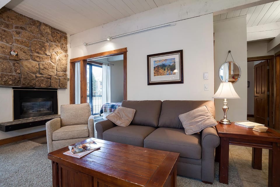 Day, Balcony/Terrace, Living room, Mountain view, fireplace, furniture