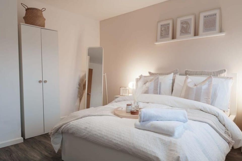 Bed, Photo of the whole room, towels, wardrobe
