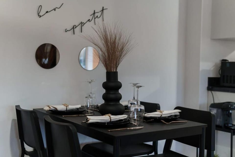 Seating area, Dining area, Family