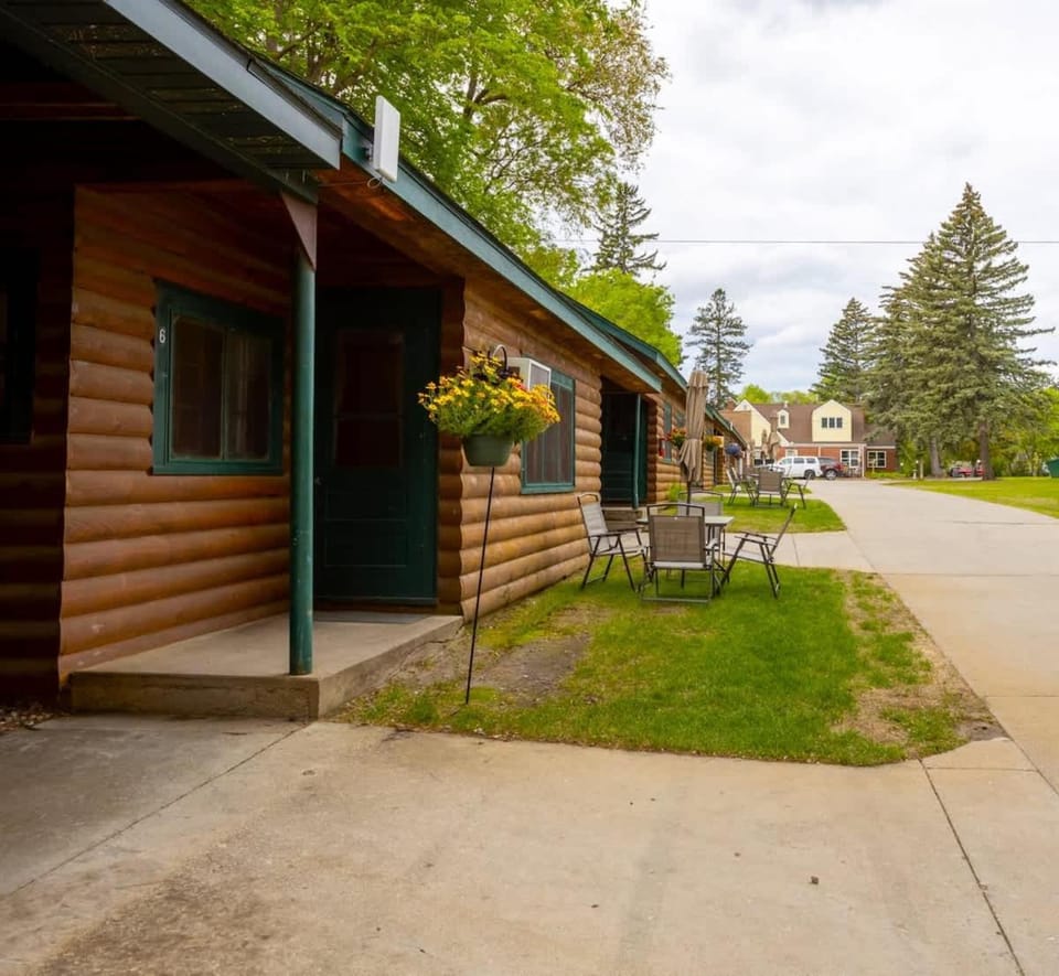 Cozy 2BR 1BA Cabin #6 Riverside Point Resort Cabin in Park Rapids