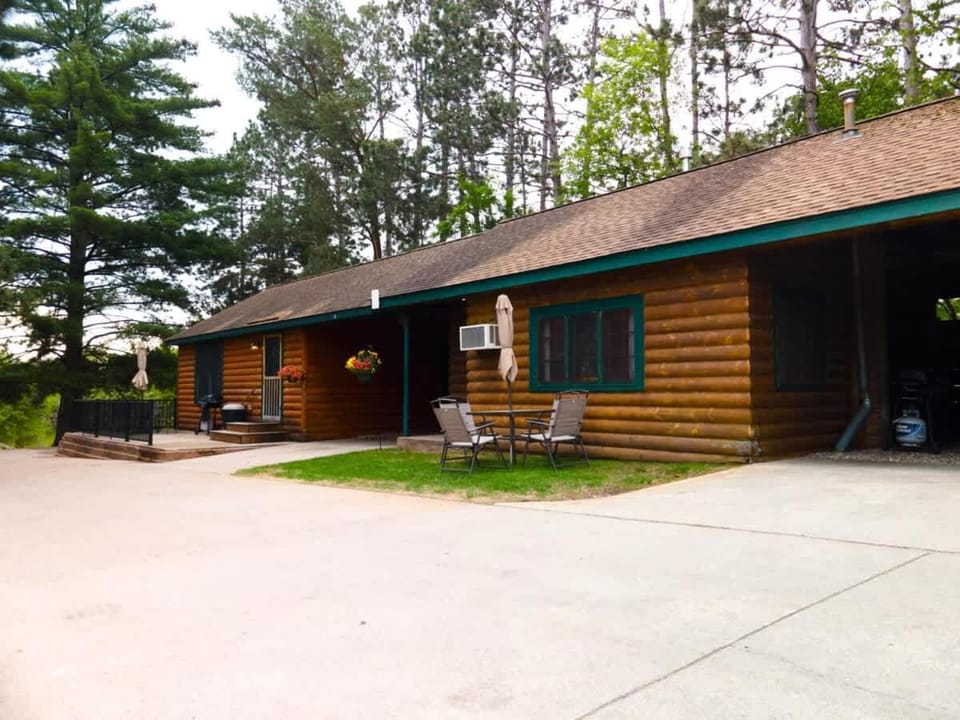 Cozy 2BR 1BA Cabin #6 Riverside Point Resort Cabin in Park Rapids
