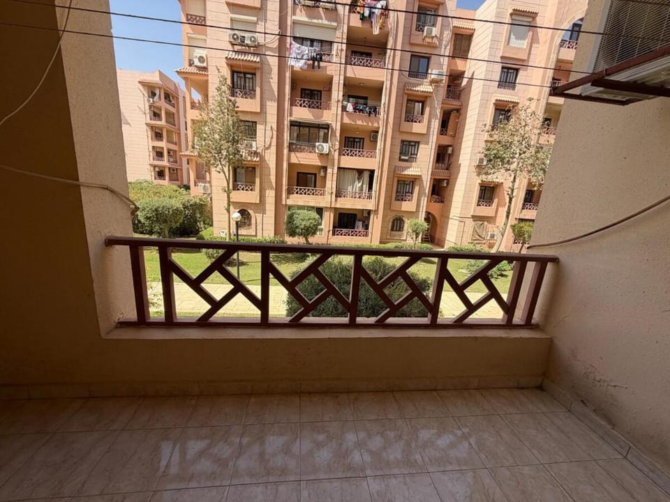 Property building, Day, Balcony/Terrace