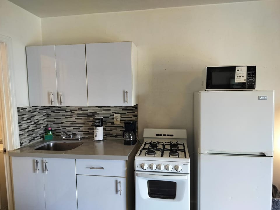Coffee/tea facilities, Kitchen or kitchenette, microwave, stove