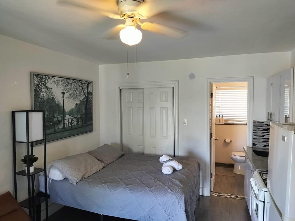 Bed, Bathroom, Kitchen or kitchenette, Bedroom, wardrobe