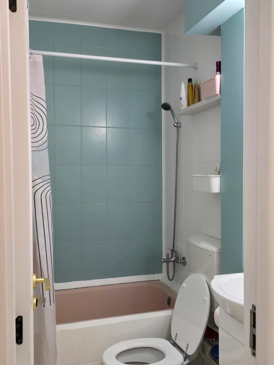G1 Cozy Pastel Studio 5 min to Train St Apartment in Romania