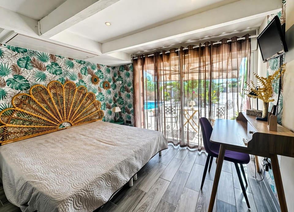 Bed, TV and multimedia, Bedroom