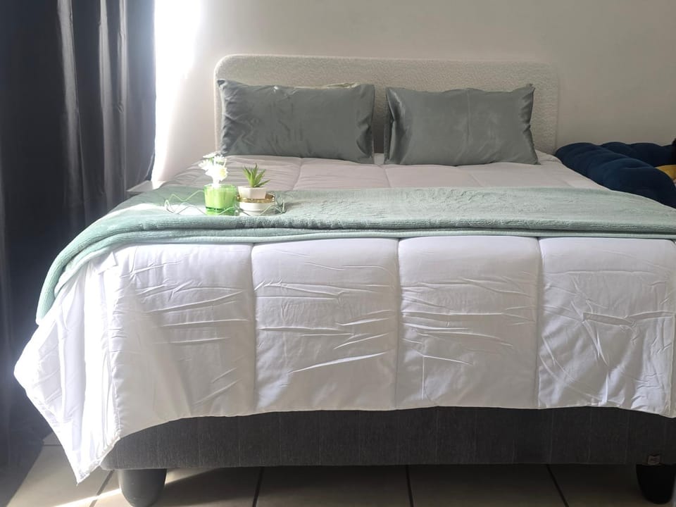Stylish Bachelor Pad in the Heart of Fourways 2 Apartment in Sandton