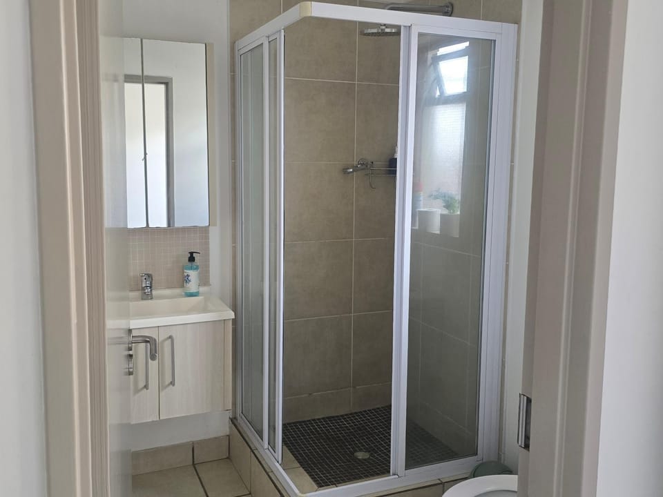 Stylish Bachelor Pad in the Heart of Fourways 2 Apartment in Sandton