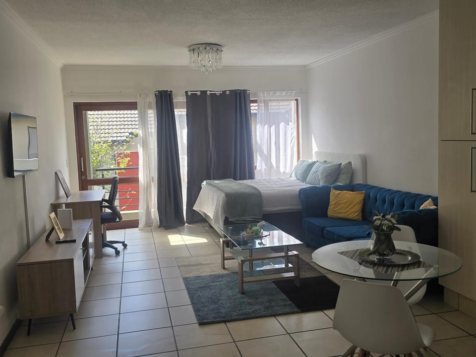 Stylish Bachelor Pad in the Heart of Fourways 2 Apartment in Sandton
