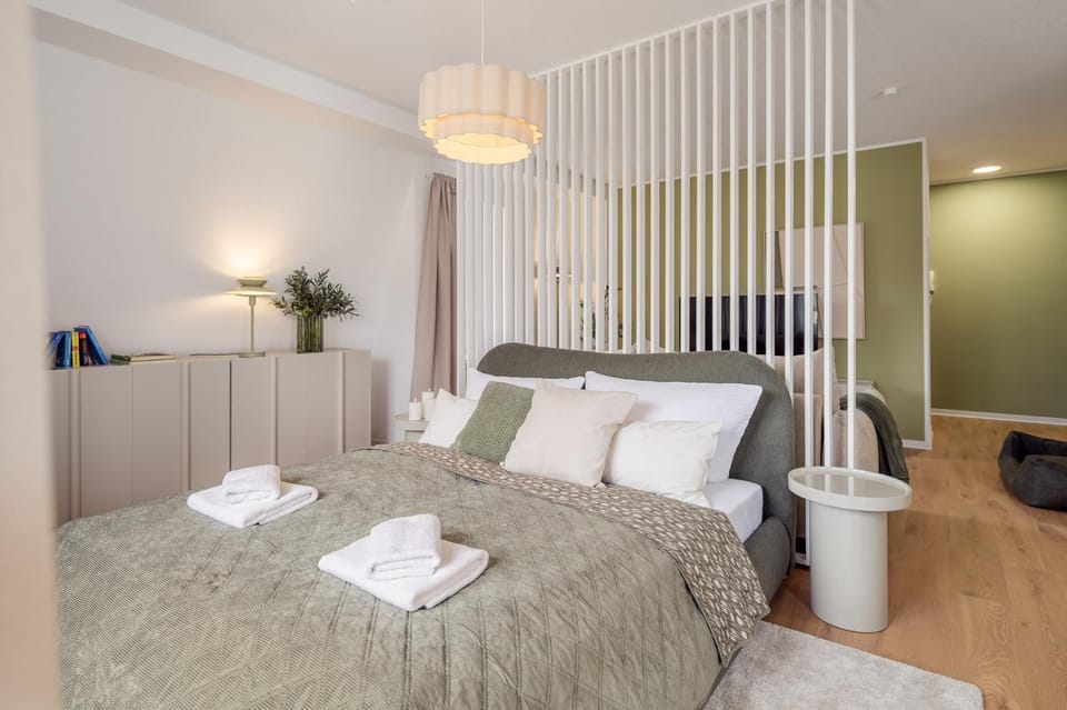 Bed, Photo of the whole room, Bedroom, towels, towels