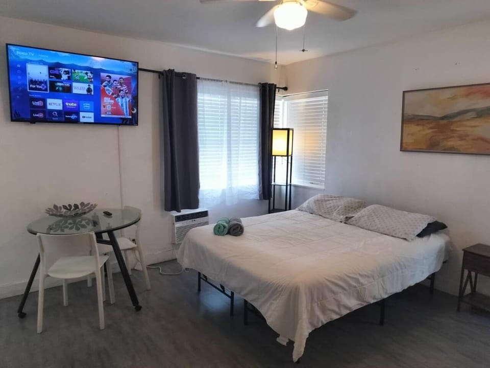 Bed, TV and multimedia, Photo of the whole room, Dining area, air conditioner