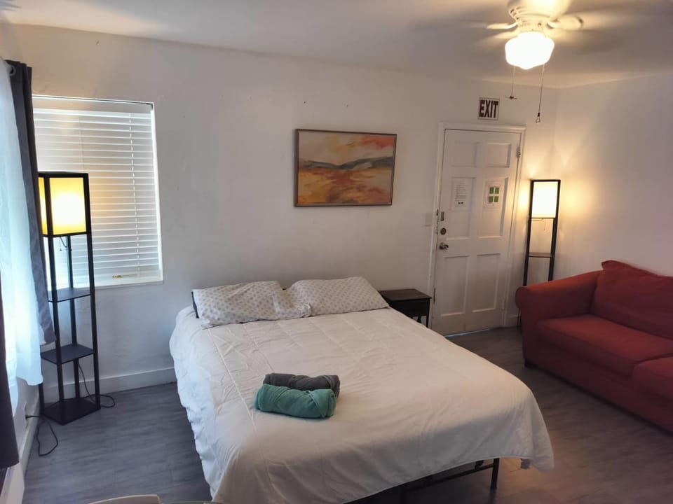 Bed, Photo of the whole room, Seating area, Bedroom
