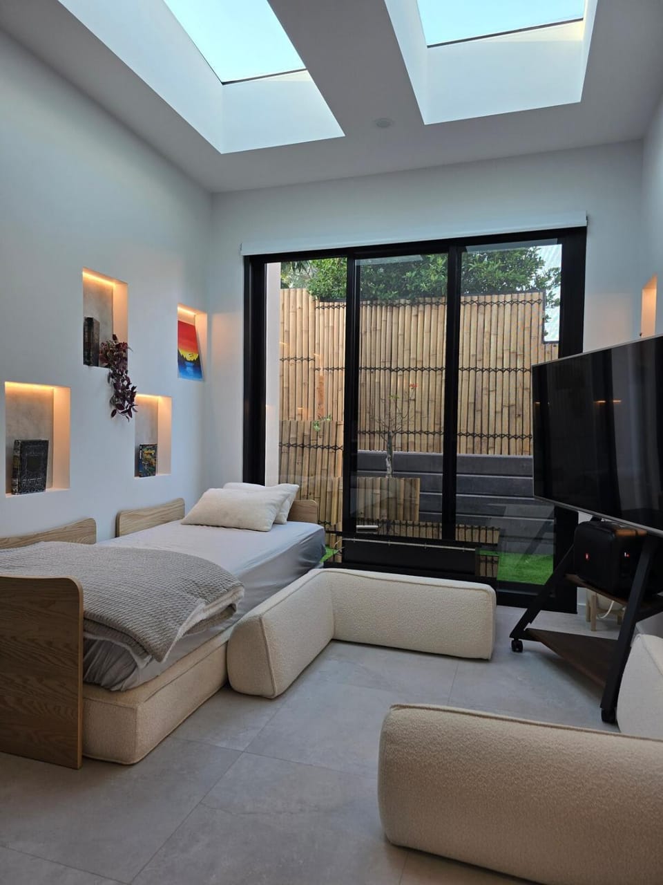 Bed, Natural landscape, TV and multimedia, Living room, Decorative detail, sunbed