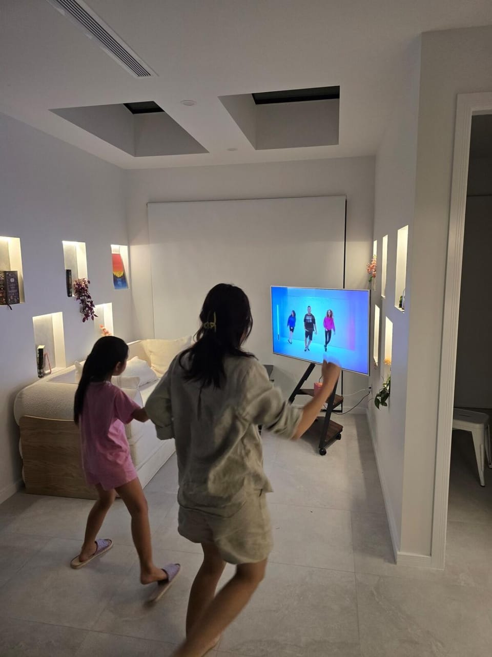 Living room, Evening entertainment, Entertainment, Family, internet