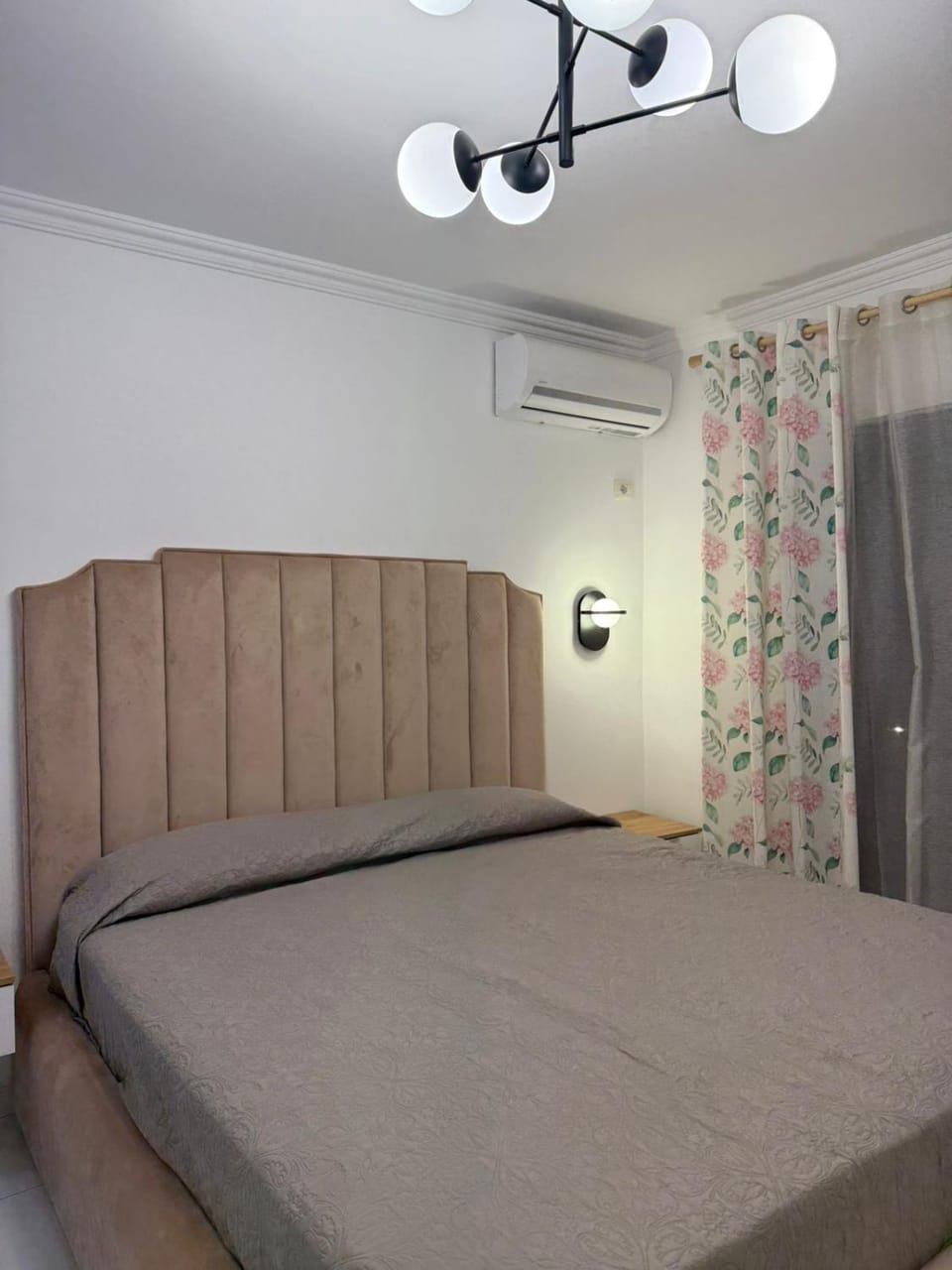 Bed, Photo of the whole room, Bedroom, air conditioner