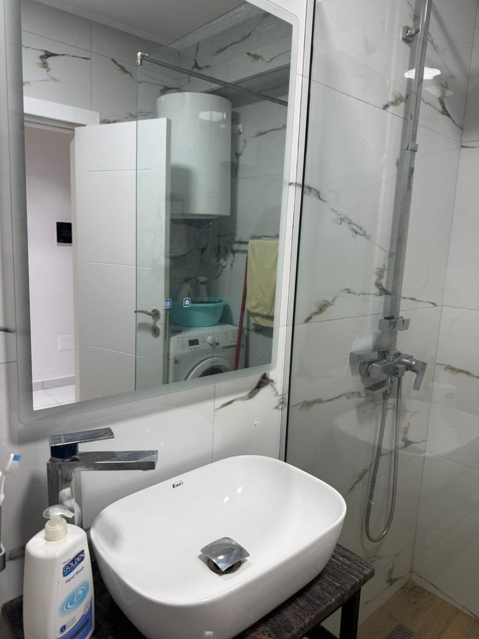 Shower, Toilet, Bathroom, towels
