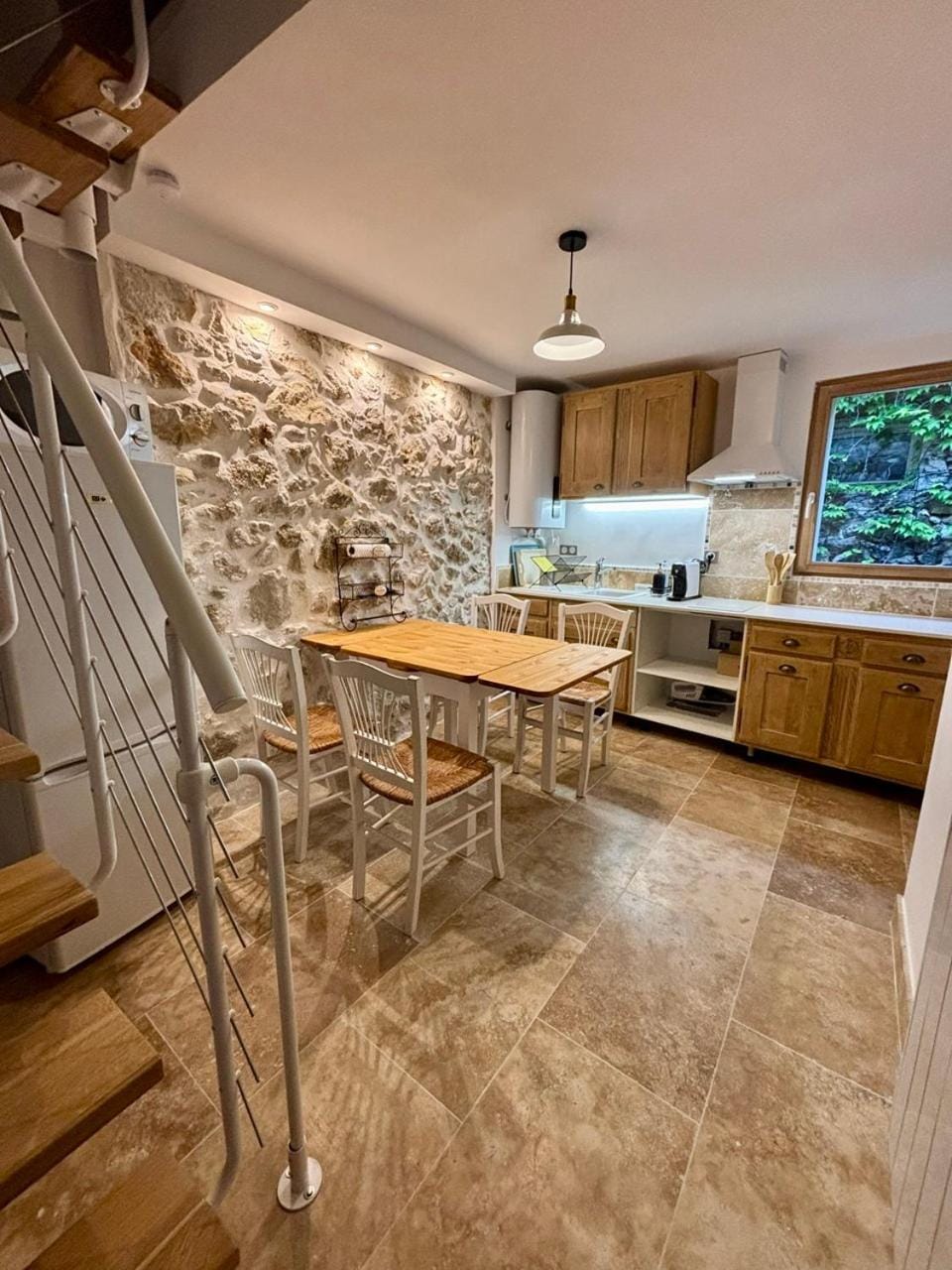 Kitchen or kitchenette, Dining area