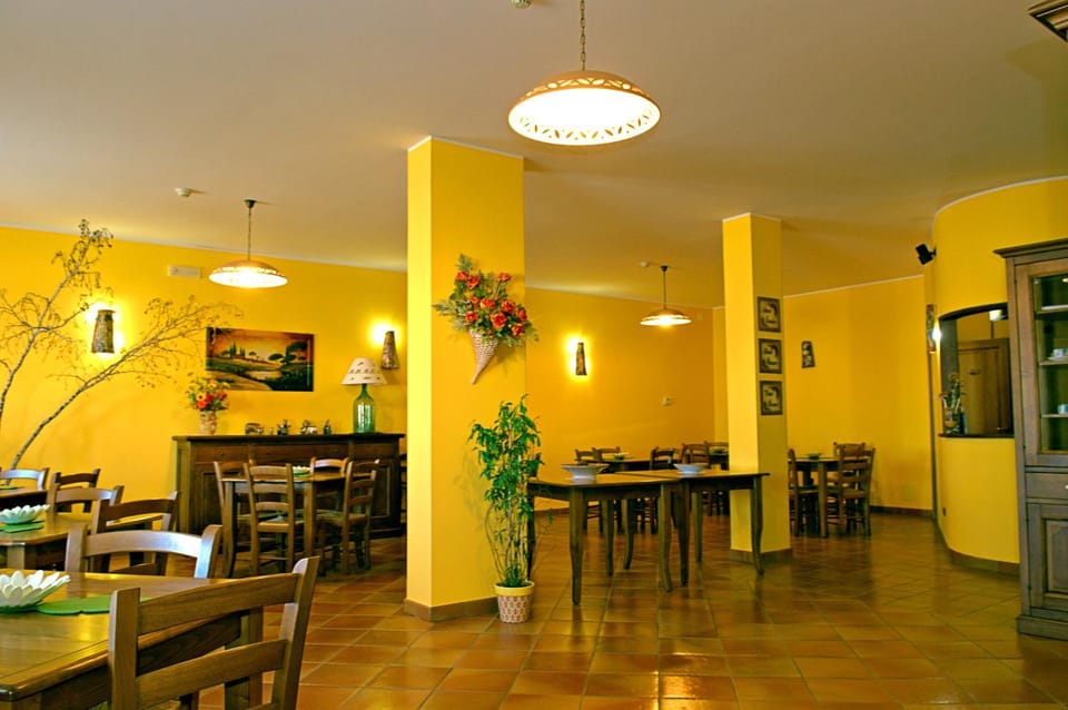 Restaurant/places to eat, Lounge or bar