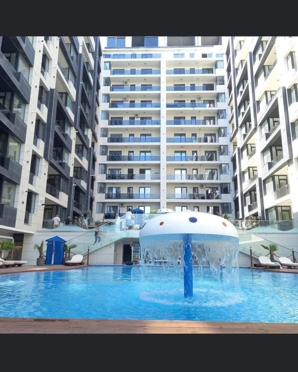 Property building, Day, Pool view, Swimming pool, sunbed