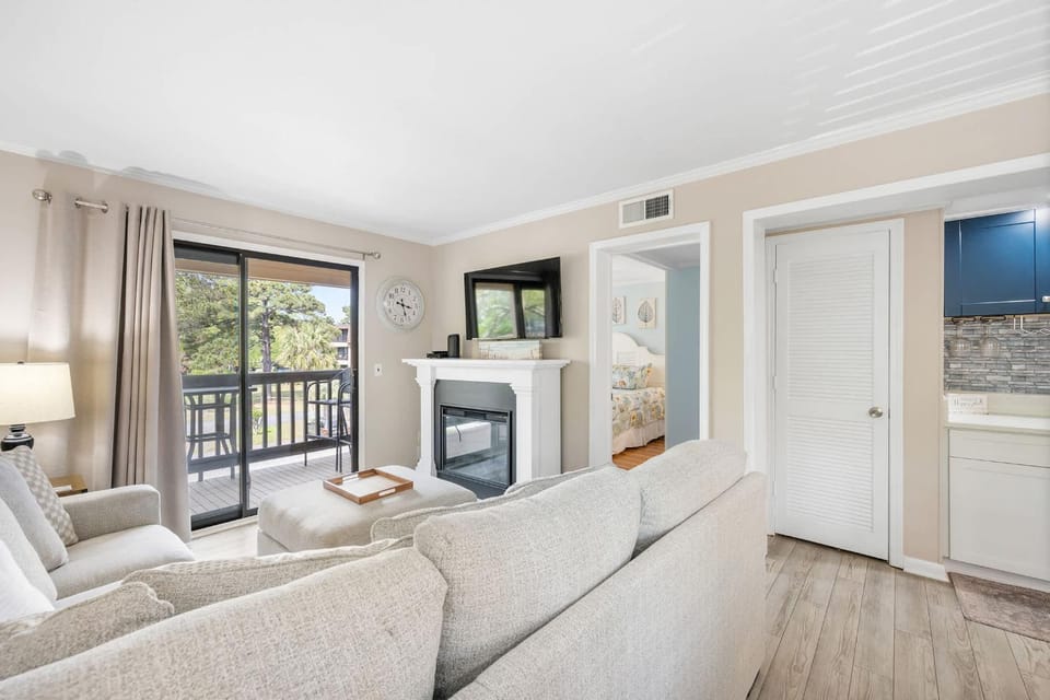 2BR Beach Villa with Balcony Pool Tennis Access Apartment in Hilton Head Island