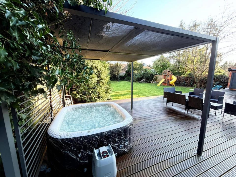Day, Natural landscape, Garden, Hot Tub, Garden view