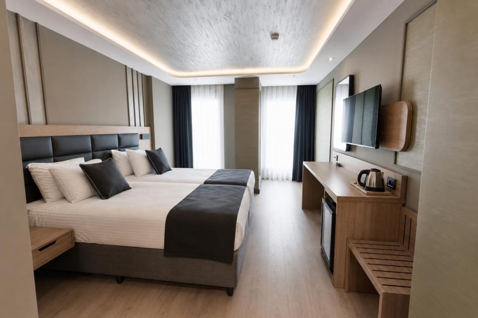 Bed, TV and multimedia, Photo of the whole room, Seating area, Bedroom