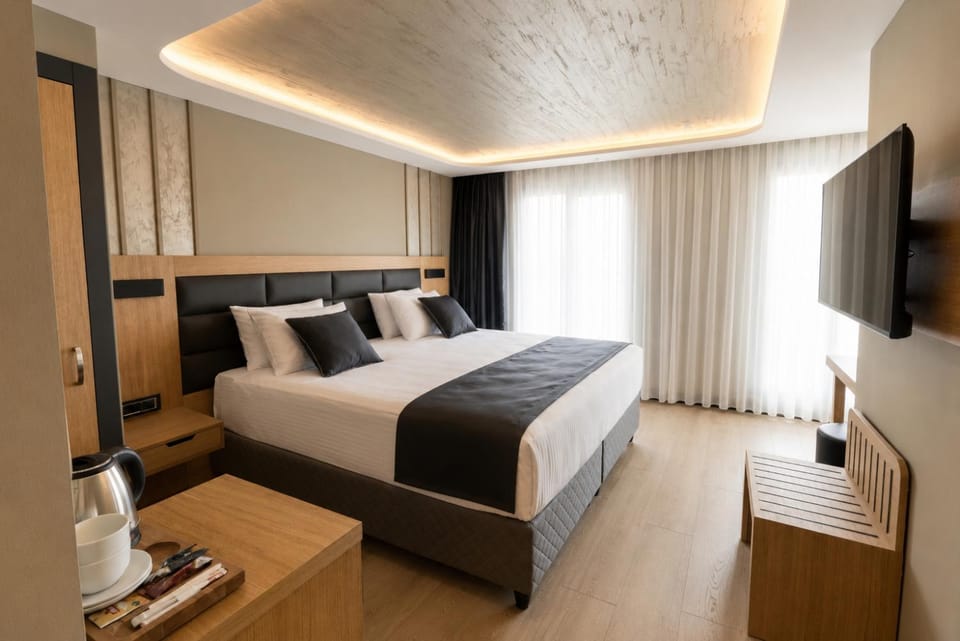 Bed, TV and multimedia, Photo of the whole room, Seating area, Bedroom