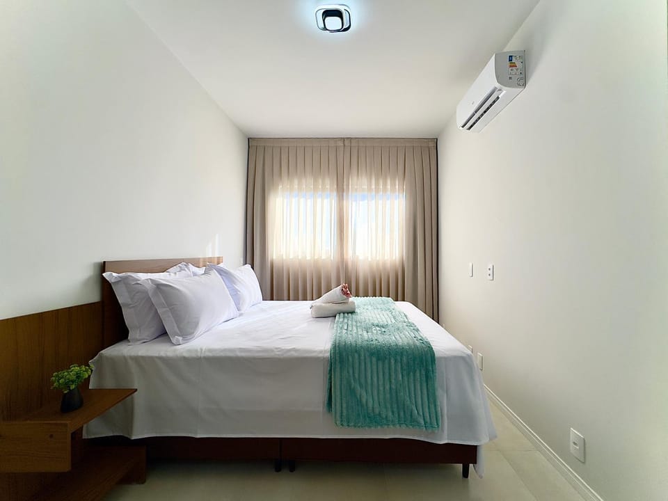 Bed, towels