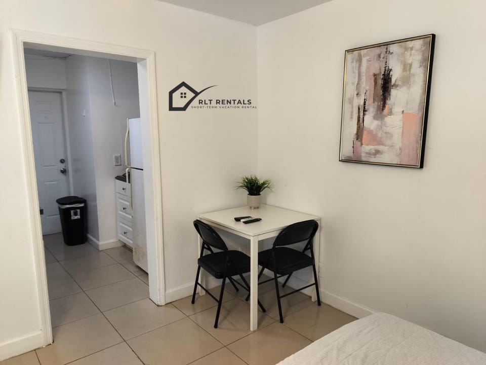 Comfortable Large Studio-J Apartment in Hollywood