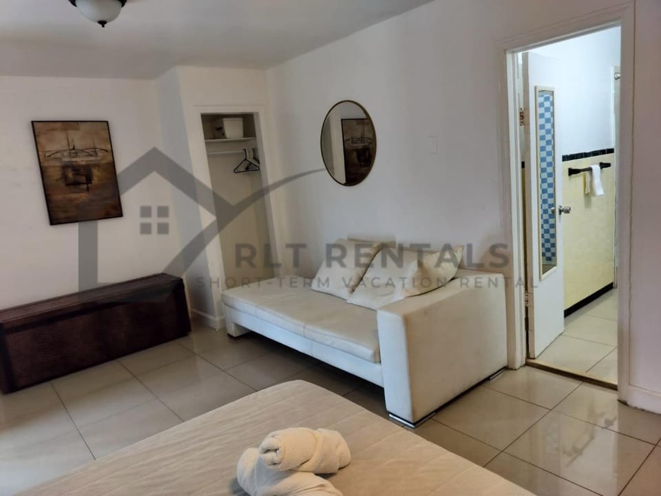 Comfortable Large Studio-J Apartment in Hollywood