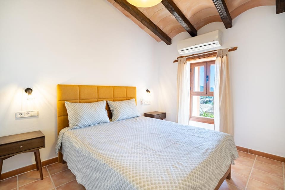 Bed, Photo of the whole room, Bedroom, air conditioner