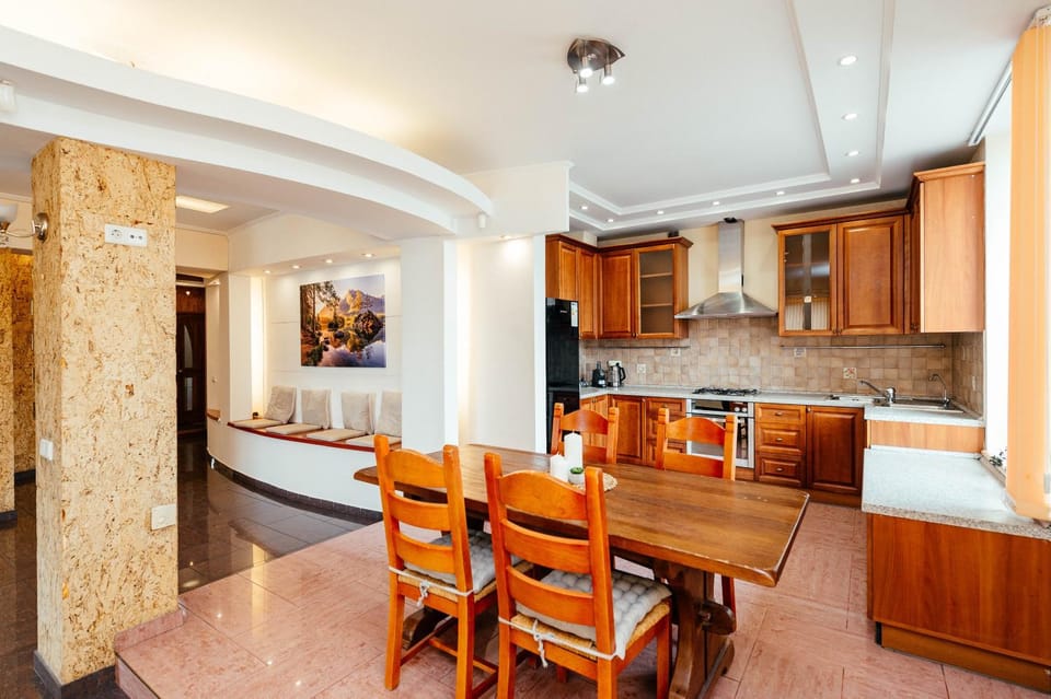 Kitchen or kitchenette, Dining area