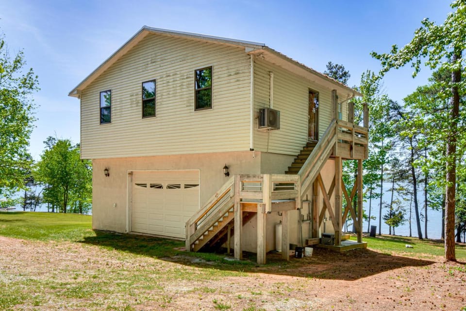 6 Mi to South Cove Boat Ramp! Lake Keowee Escape House in Lake Keowee