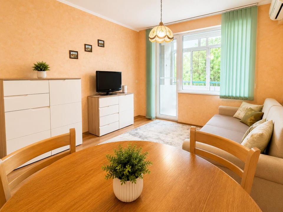 Communal lounge/ TV room, TV and multimedia, Kitchen or kitchenette, Living room, Seating area, Dining area, Evening entertainment