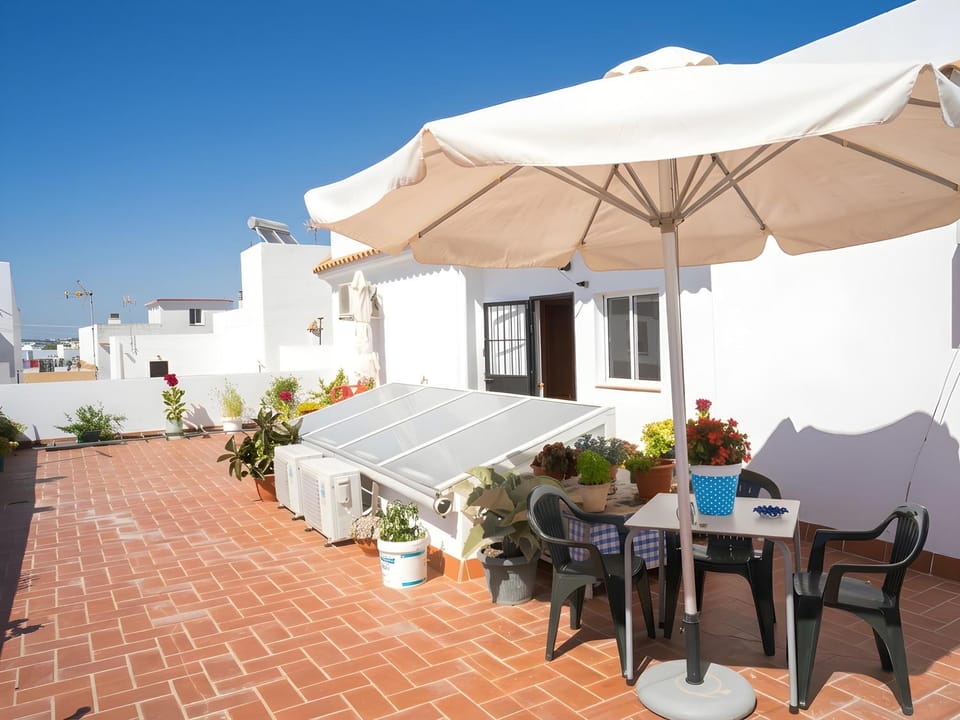 Habitacion SIN COCINA centrico con Aire acondicionado terraza azotea compartida Apartment in Conil de la Frontera