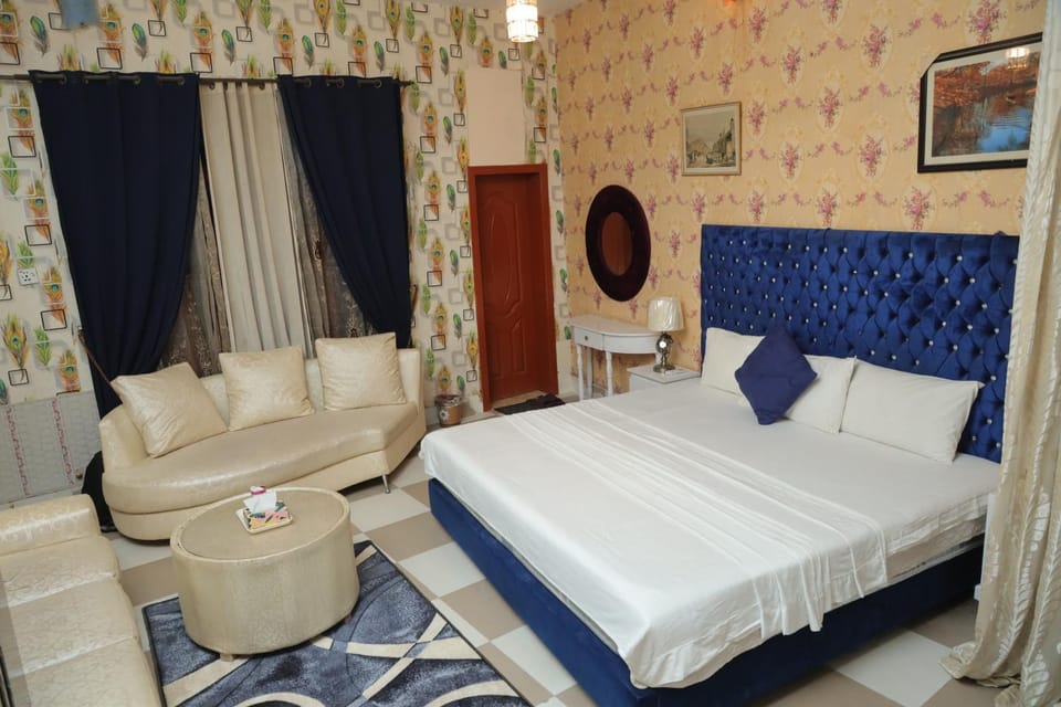 Bed, Seating area, Bedroom