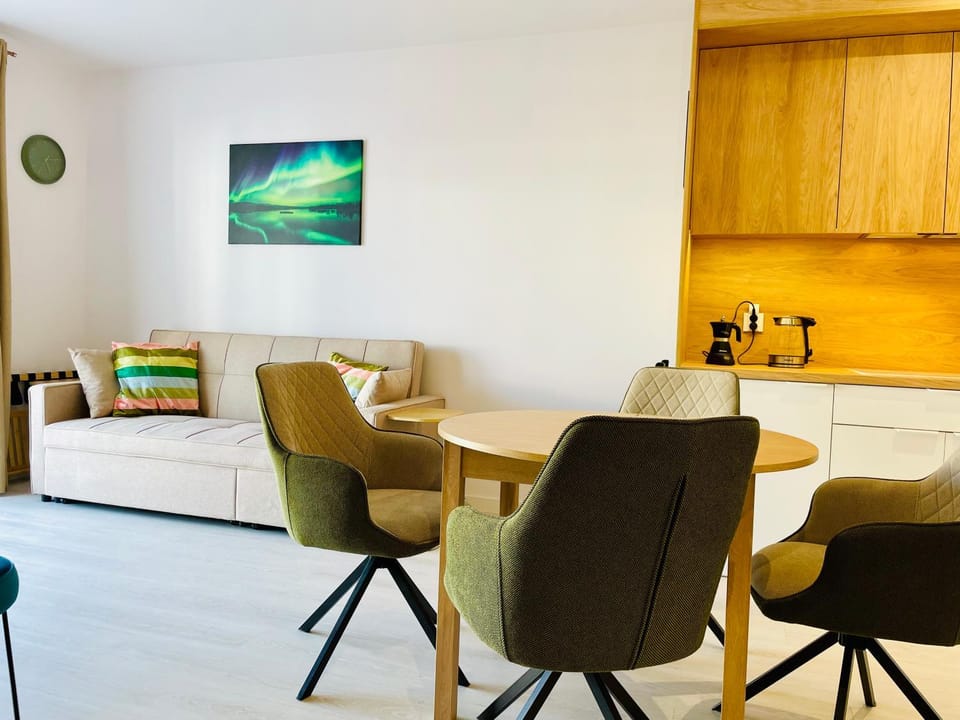 TV and multimedia, Coffee/tea facilities, Kitchen or kitchenette, Living room, Seating area, Dining area