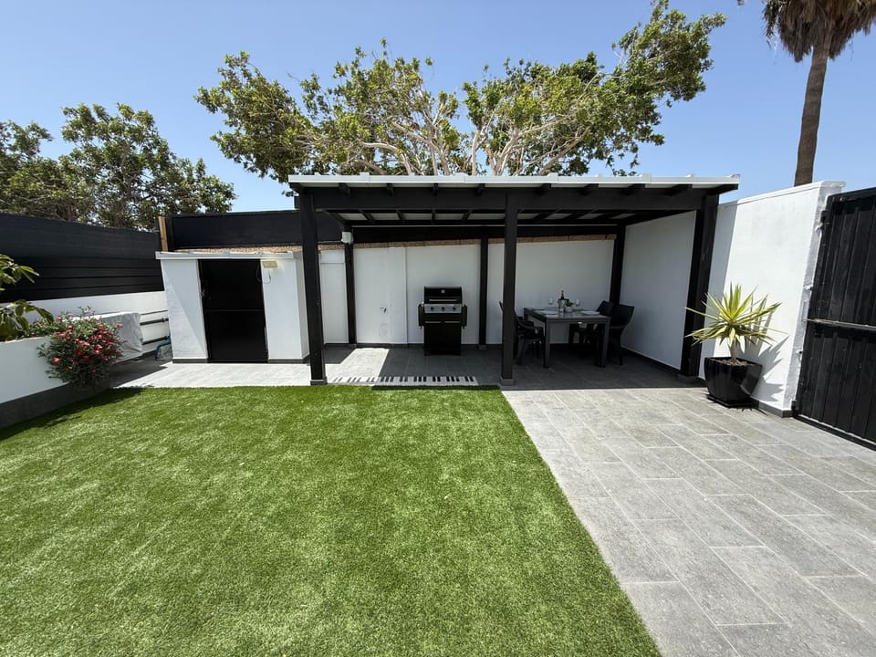 Casa Elliala Tenerife, Stunning villa with secluded pool area and close to amenities Villa in Abona