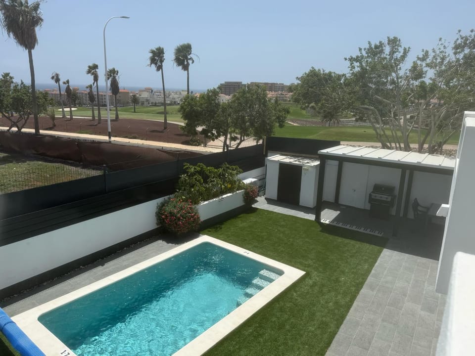 Casa Elliala Tenerife, Stunning villa with secluded pool area and close to amenities Villa in Abona