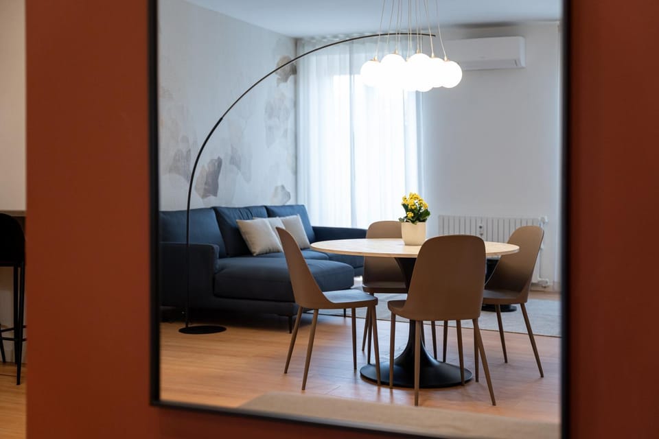 Seating area, Dining area, air conditioner