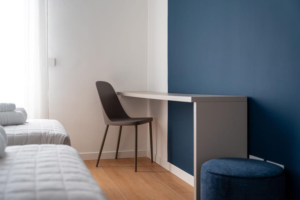 Bed, Photo of the whole room, Seating area